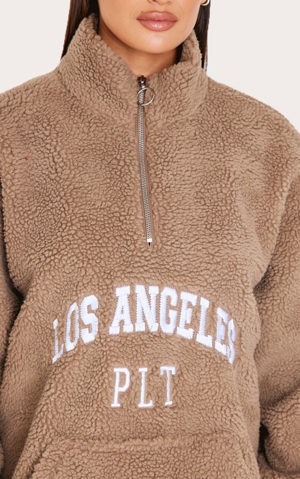 1efbdeb02e35c15a55bccb3119c3546fe6e756d2_CNL1863_4_taupe_quarter_zip_pocket_detail_fleece