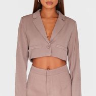 1fee1dc7740e49034478415d26ad0efa24b19780_CNI4147_1_mocha_tailored_cropped_pocket_detail_blazer