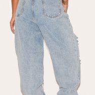 2054eaa266fe88611e49e09e10e1a508924b06cf_CML7788_3_prettylittlething_plus_light_wash_ripped_mom_jeans