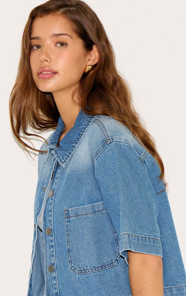 20695a66b282e9f37fcf0fd01707c39f640cb866_CNM2518_4_mid_blue_wash_short_sleeve_pocket_detail_denim_shirt