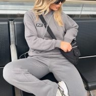 216e9e26a4a8d60f17919613a568b2f1b12024f2_CNE5686_4_prettylittlething_charcoal_grey_logo_badge_straight_leg_joggers