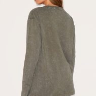 21eb1bb5125a0586e9e15f8c7770b996383c05fc_CNM0249_2_prettylittlething_olive_embossed_logo_washed_long_sleeve_t_shirt