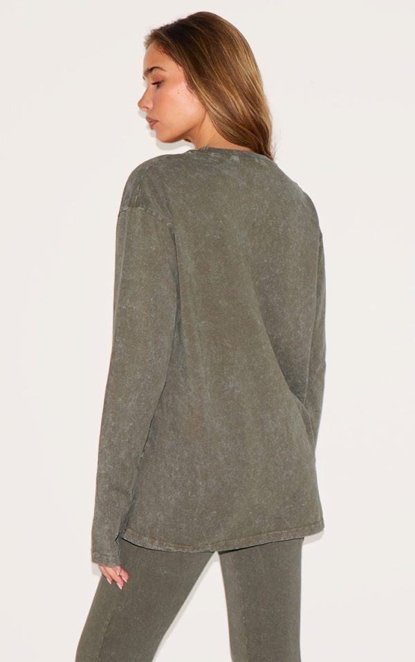21eb1bb5125a0586e9e15f8c7770b996383c05fc_CNM0249_2_prettylittlething_olive_embossed_logo_washed_long_sleeve_t_shirt