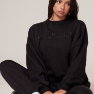 22127c27dff7458a25dc2dbcb7529346ad62d85f_CNK6319_3_prettylittlething_black_boxy_embroidered_sweatshirt