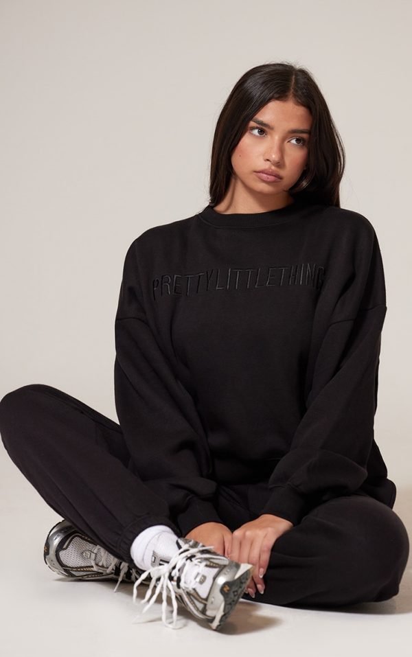 22127c27dff7458a25dc2dbcb7529346ad62d85f_CNK6319_3_prettylittlething_black_boxy_embroidered_sweatshirt