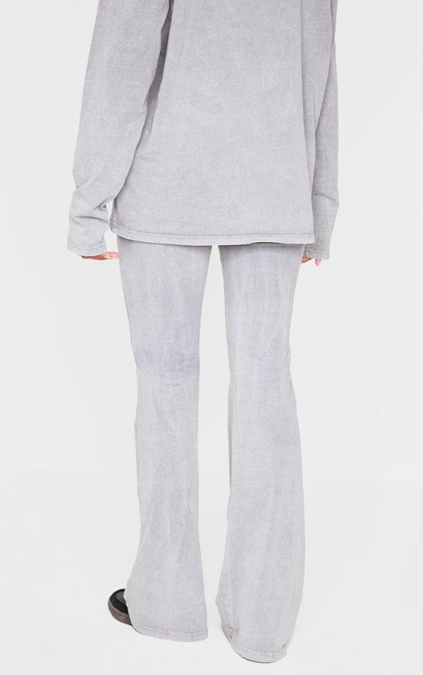 2239ba2017a1c7b9b5121eac7ad8eca8a1e273bb_CNK5266_3_prettylittlething_light_grey_embossed_logo_washed_skinny_flare_trousers