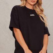 22c7a34d4cd45b036b2cbe38844e48422e755faa_CNI1470_3_prettylittlething_black_badge_detail_oversized_short_sleeve_sweatshirt
