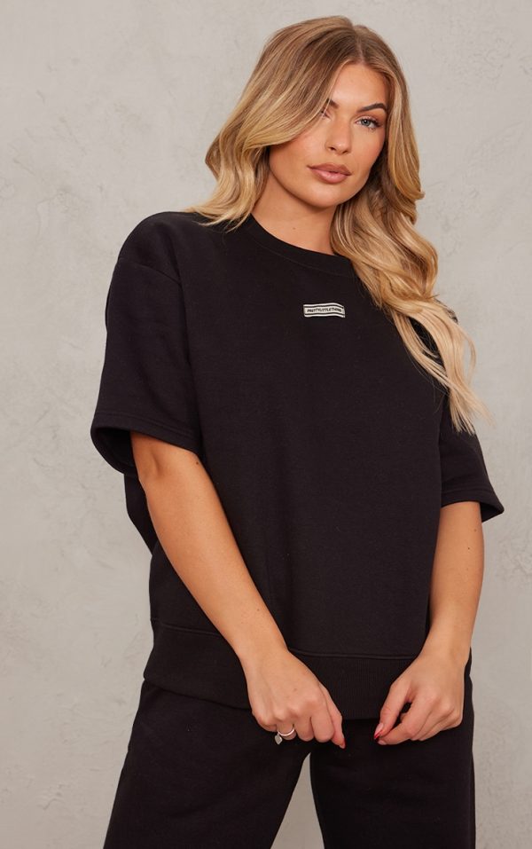 22c7a34d4cd45b036b2cbe38844e48422e755faa_CNI1470_3_prettylittlething_black_badge_detail_oversized_short_sleeve_sweatshirt