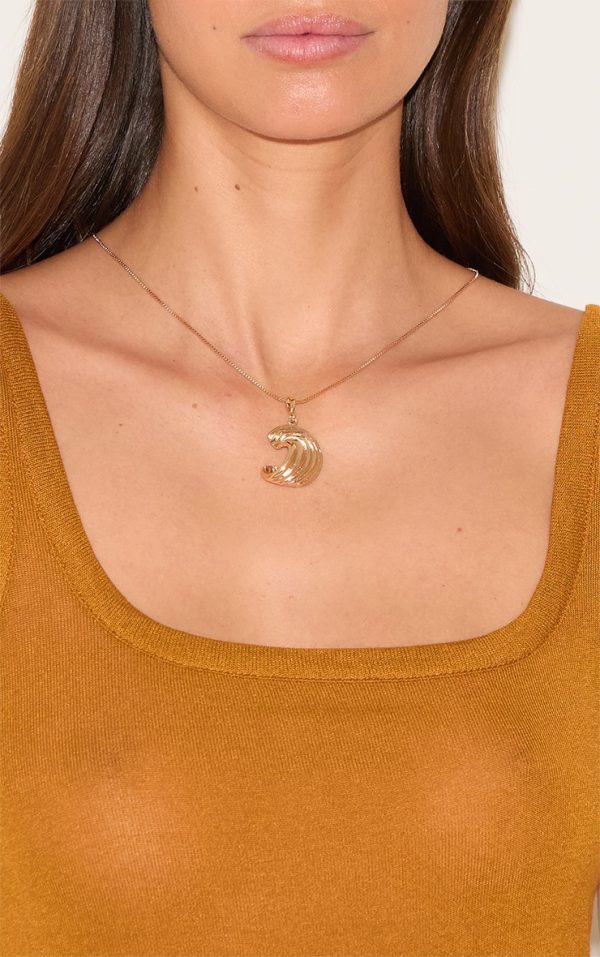 25984a6356c656c3be6919804f1bc73b33a4f2c8_CNM1704_3_gold_ribbed_curved_pendant_necklace