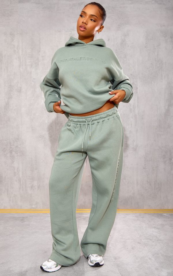 27943a50010c8b893fef68aac099caa256542009_CNK1766_3_prettylittlething_sage_athletics_club_embossed_graphic_oversized_hoodie