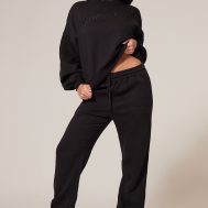 28c4b45a590b1cfa182b638f80b19d800d6c5de3_CNK6318_1_prettylittlething_black_oversized_embroidered_cuffed_joggers
