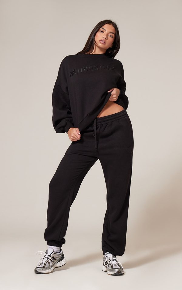 28c4b45a590b1cfa182b638f80b19d800d6c5de3_CNK6318_1_prettylittlething_black_oversized_embroidered_cuffed_joggers
