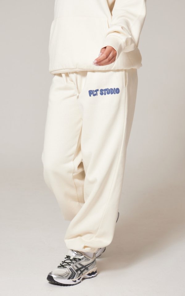 2a3f2f9597d97cd322354d4ce87972dee510ce1c_CNK1745_2_prettylittlething_sand_premium_studio_print_cuffed_joggers
