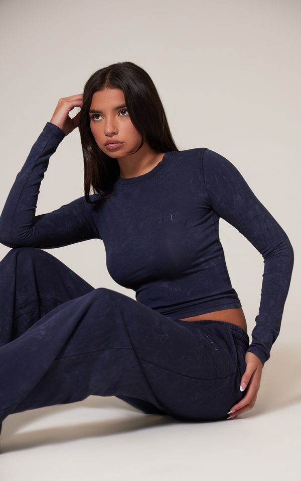 2ab83072109970cf5d4b154ce306af66fc65ddd8_CNK5074_1_prettylittlething_navy_washed_longline_cotton_long_sleeve_fitted_t_shirt