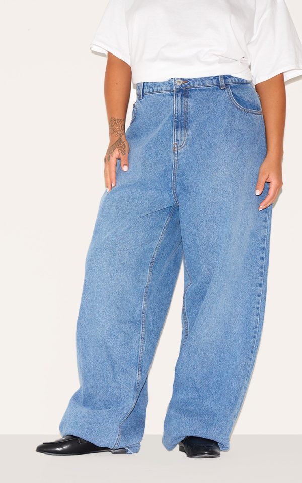 2b9b84038966feb1bf82b7ad7551e69b20e734fa_CNG5458_2_prettylittlething_plus_mid_blue_wash_high_rise_boyfriend_jeans