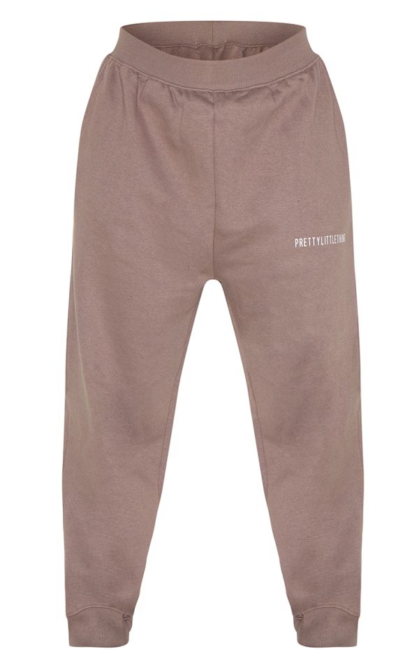 2bf7fcc6b3023bca9c3793d8c99169fef20586a9_CNE5752_5_prettylittlething_plus_charcoal_grey_oversized_slogan_joggers