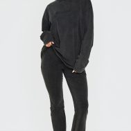 2c3a66f080e084214ca11a782a46447474de5c52_CNK5262_3_prettylittlething_black_embossed_logo_washed_long_sleeve_t_shirt
