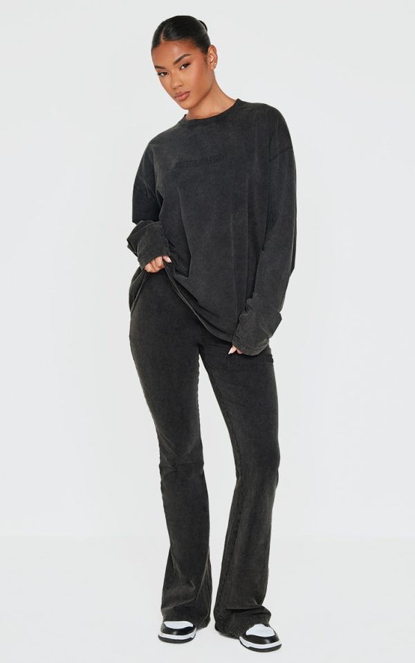 2c3a66f080e084214ca11a782a46447474de5c52_CNK5262_3_prettylittlething_black_embossed_logo_washed_long_sleeve_t_shirt