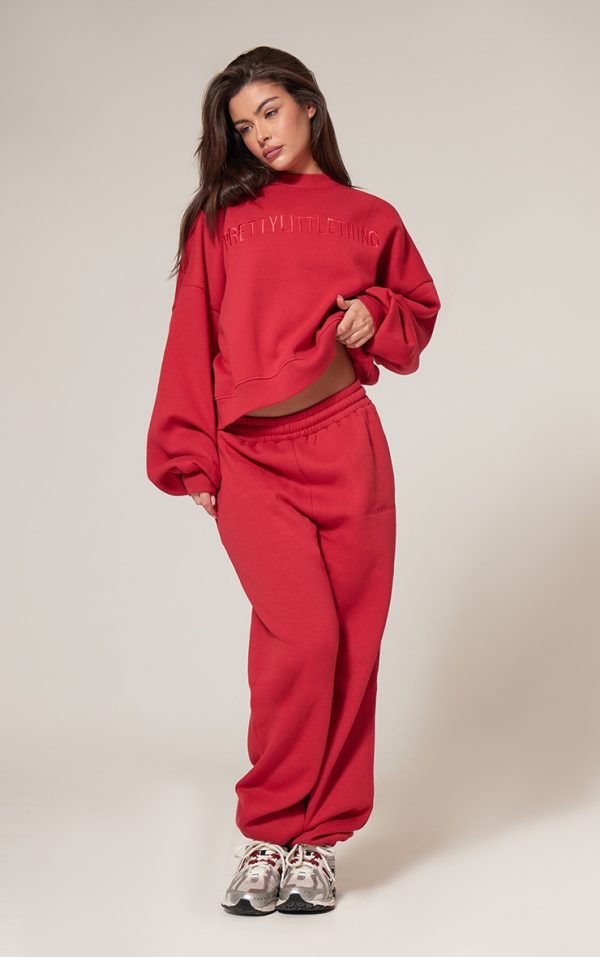 2ce1e13d43e104a905f57856e4e5e2ae6e3d7a6c_CNK6316_1_prettylittlething_red_oversized_embroidered_cuffed_joggers