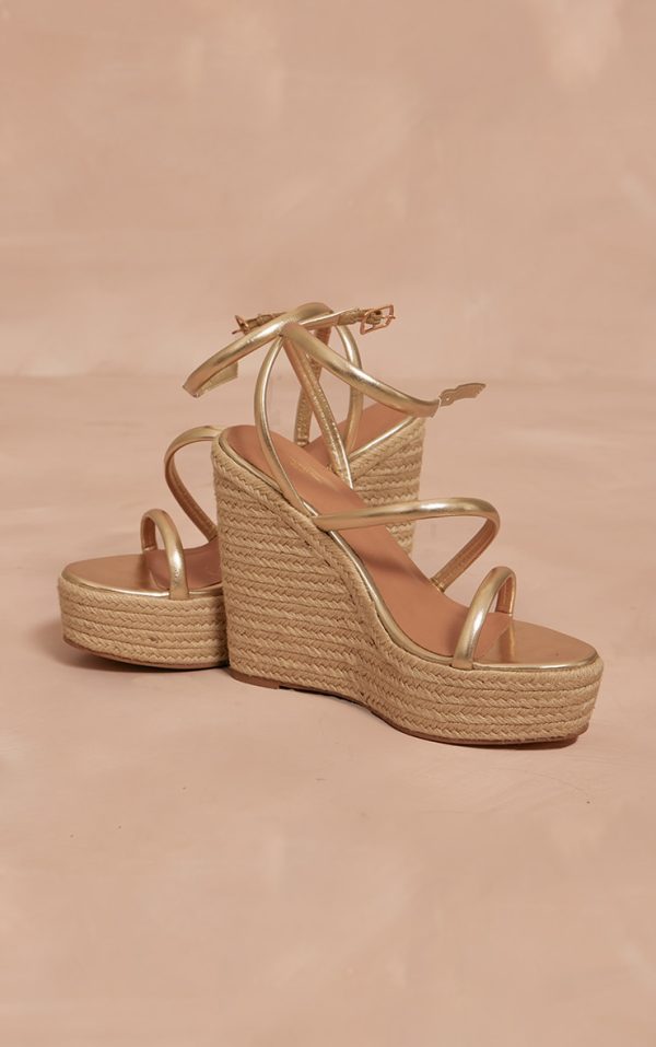 2d58778ab019e20fcb783986f59da40a5a8f9bc6_CNH6962_4_gold_wide_fit_pu_round_toe_asymmetric_strap_platform_heeled_wedges