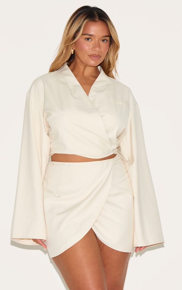 2e18e7457627be909990243a21d5eabe9186b565_CNM6468_1_shape_white_tailored_wrap_ver_flared_sleeve_cropped_blazer_top