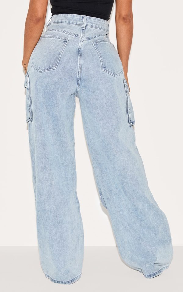 2f1e0babd5c500f67e000213e1cd25595c1e172c_CNH4109_3_shape_light_blue_wash_denim_pocket_detail_cargo_jeans
