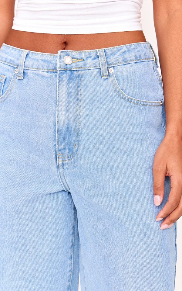 30eb8d998b2a7427821e42c9df1c757b0ac5e2eb_CNL6136_4_prettylittlething_light_blue_wash_high_waist_boyfriend_jeans