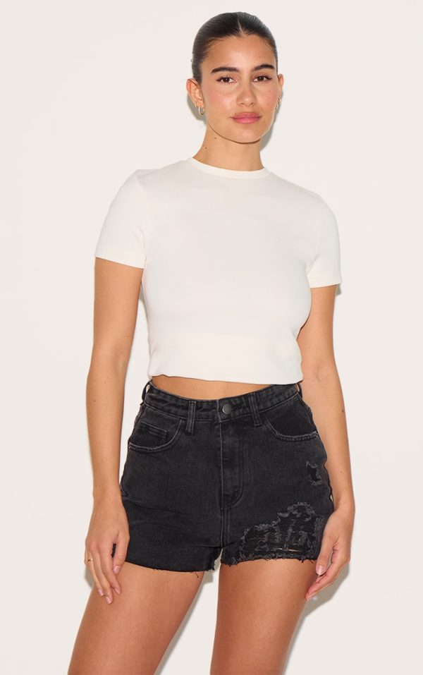 316992484743aae27aa32a5687da1948b3fbf85a_CMG9825_4_prettylittlething_washed_black_ripped_denim_mom_shorts