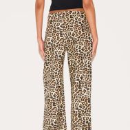 3232c09da4b2322952c3c41906a4ec096cbf9f2b_CNI8972_3_leopard_printed_cargo_trousers