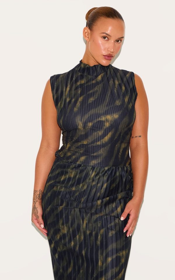 32402897e3bf9cff5630a1a25ca5a14dd8107e7a_CNK6242_1_plus_black_plisse_high_neck_top