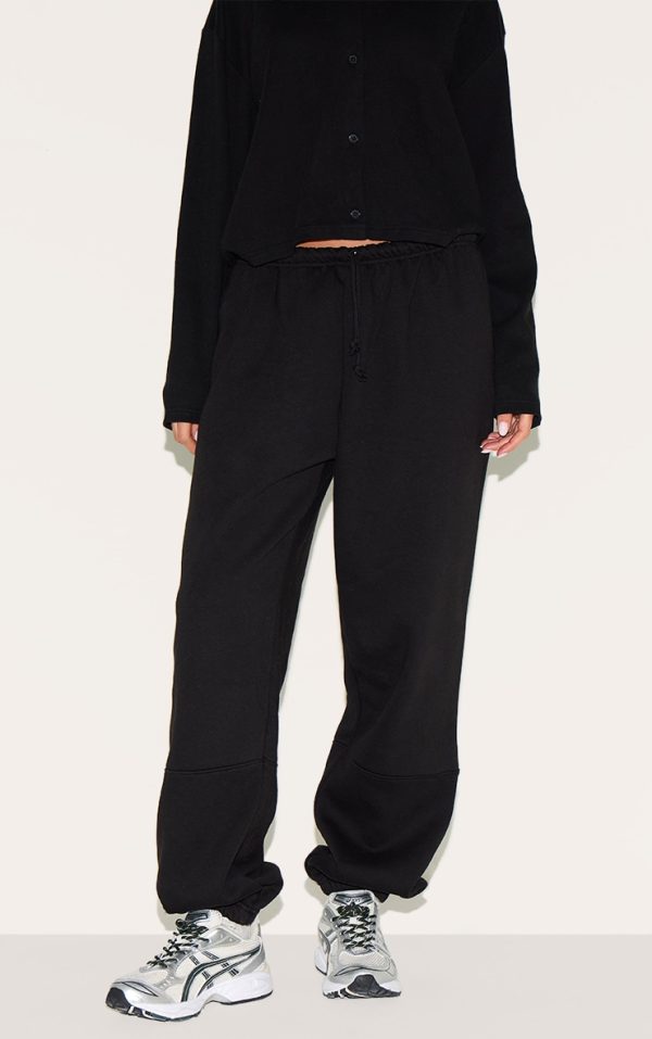 3788cfdd5e2f38df7ded1262bb2a006daae32f10_CNL9637_2_black_straight_leg_cuffed_seam_detail_joggers