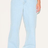 383531611ed0d70e6ec770fe3f94468ac8be80f6_CNL9767_2_prettylittlething_petite_light_blue_high_waist_straight_leg_jeans