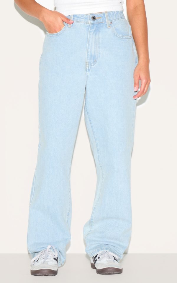 383531611ed0d70e6ec770fe3f94468ac8be80f6_CNL9767_2_prettylittlething_petite_light_blue_high_waist_straight_leg_jeans