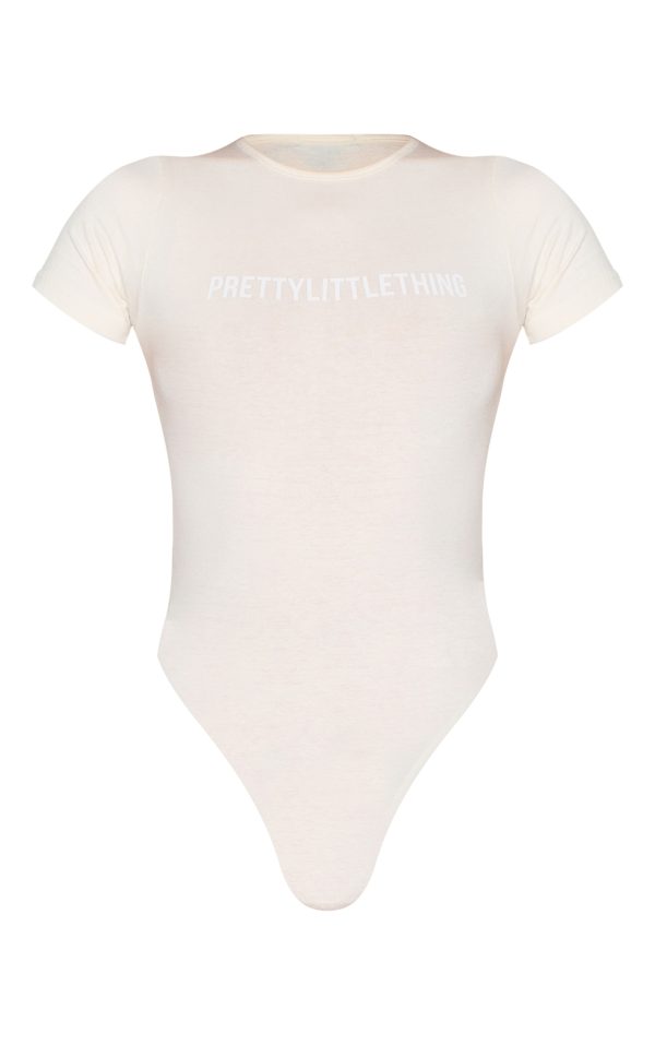 399f612863b1b6d7caeab5f494782538012a8830_CNF2372_5_prettylittlething_off_white_logo_short_sleeved_bodysuit
