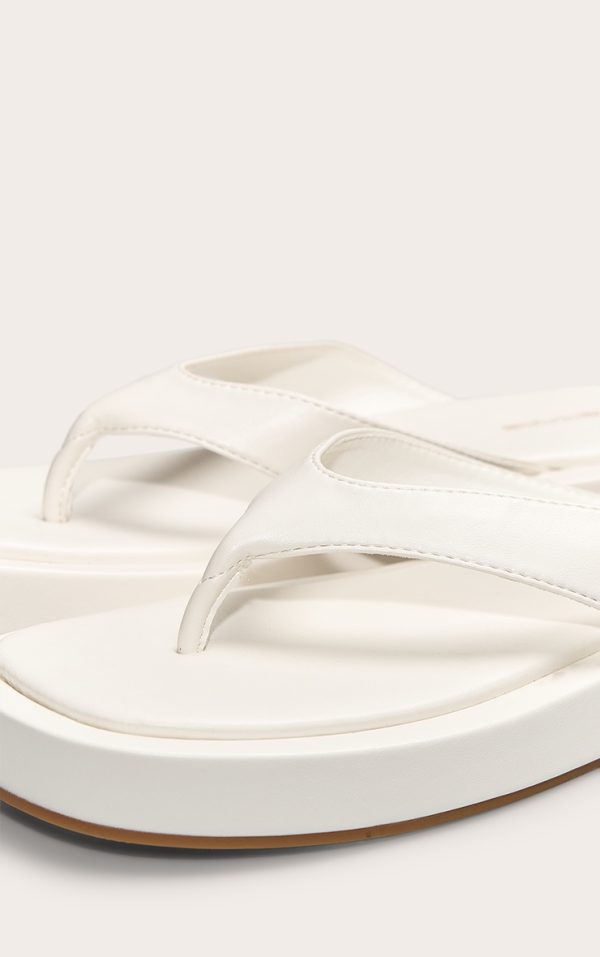 3a2edc087c258580c1c5f5fb2b0cfa0fbda7ebba_CNL6571_4_white_pu_round_toe_thong_flatform_sandals