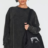 3bf8c71b0c29646d6d5ae1a9c3c365422878067c_CNK5262_1_prettylittlething_black_embossed_logo_washed_long_sleeve_t_shirt