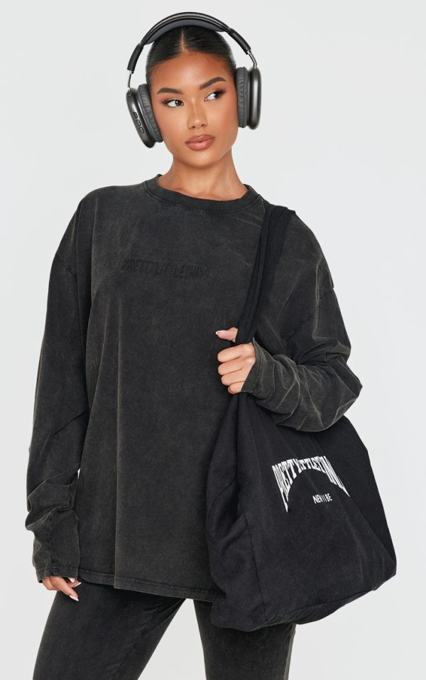 3bf8c71b0c29646d6d5ae1a9c3c365422878067c_CNK5262_1_prettylittlething_black_embossed_logo_washed_long_sleeve_t_shirt
