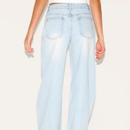 3c109d44830d3454de0293d73bd1c485314f39ad_CNM4759_3_light_blue_wash_seam_detail_barrel_jean