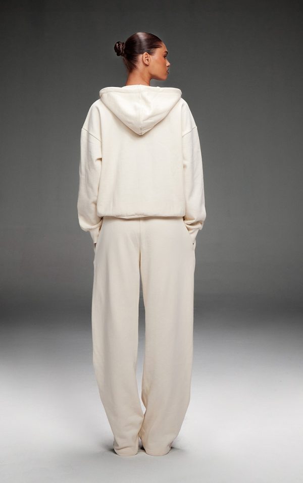 3c7d3a3805a9b0fc99a92dedf62a38fd2dad40cf_CNK1749_3_prettylittlething_cream_premium_embroidered_oversized_wide_leg_joggers