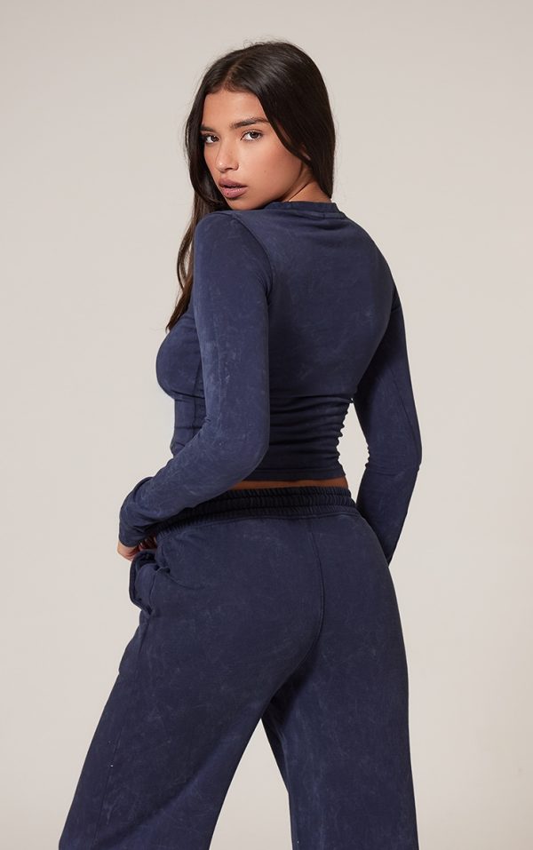 3dc57c96f3e59f2c561ed82937c8ae5cef343d8e_CNK5074_2_prettylittlething_navy_washed_longline_cotton_long_sleeve_fitted_t_shirt