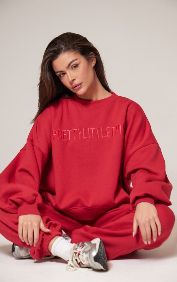 3ff834e27711eeb955869dc344c834e37a1137d8_CNK6317_1_prettylittlething_red_boxy_embroidered_sweatshirt
