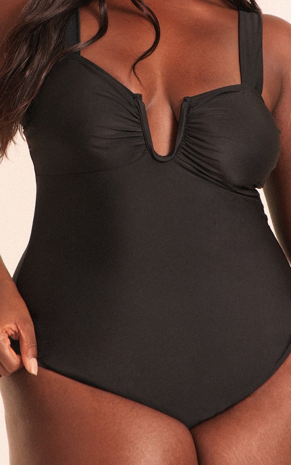 40208d25deb3ed1cd5435c9a0d01ec3740f00d9e_CNN0572_4_plus_black_underwired_u_bar_ruched_cup_swimsuit