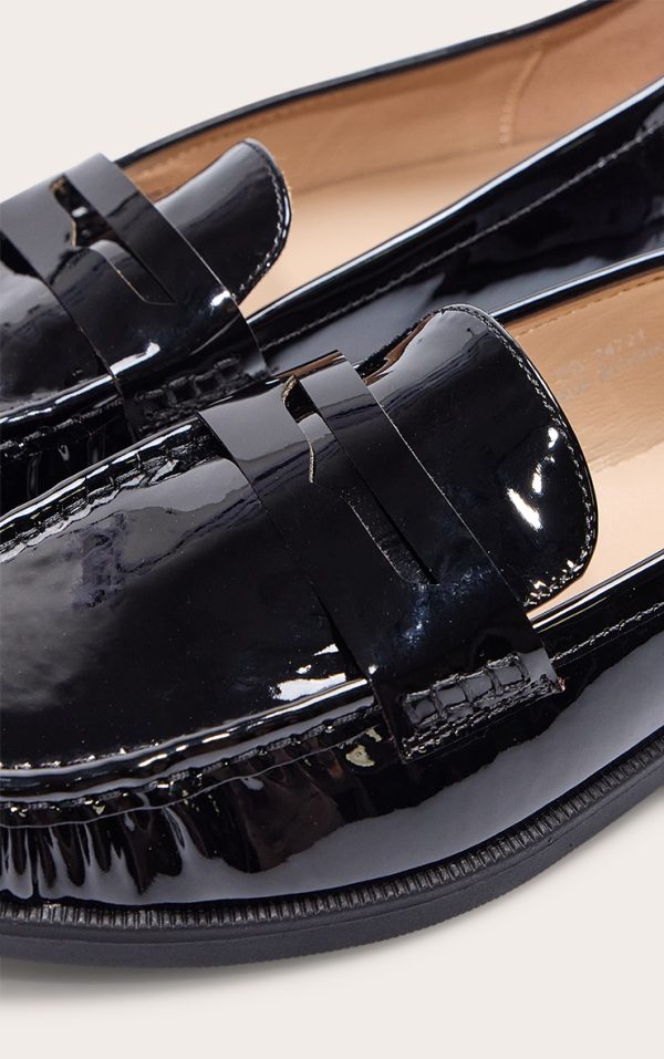 404e6e353db5fa51d6c11878c419db5d0990cdd0_CNN2128_4_black_patent_round_toe_loafer