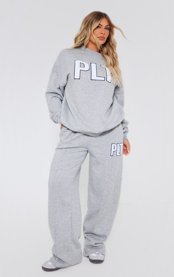 41658f9b03f0f1a1ea10f107637ae12fbe0bf136_CNF8397_1_prettylittlething_ash_grey_borg_applique_wide_leg_joggers