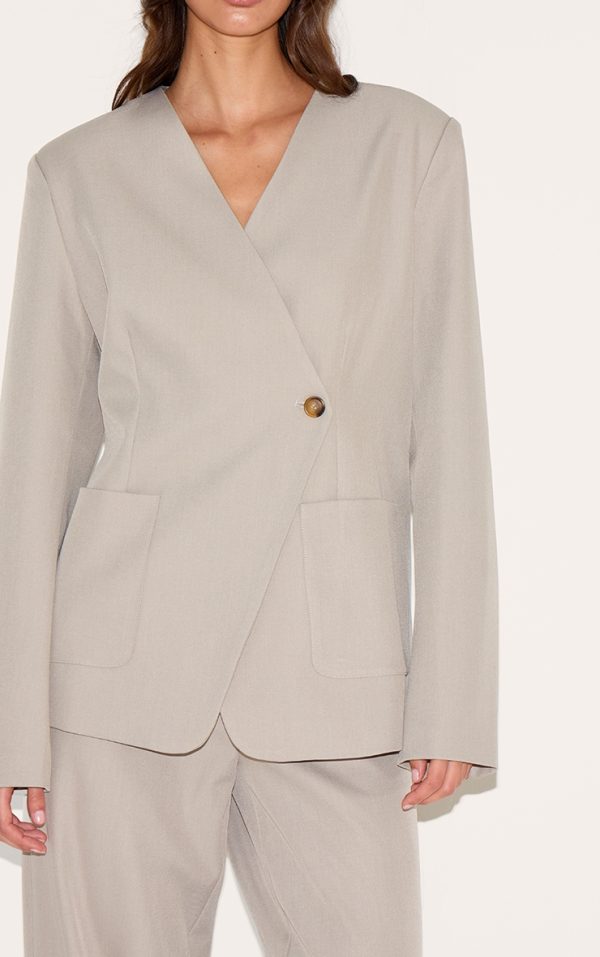 42d46c59a7a16a9dd8509dab5bd6a03444f3c5ed_CNM1901_4_sand_tailored_woven_asymmetric_blazer