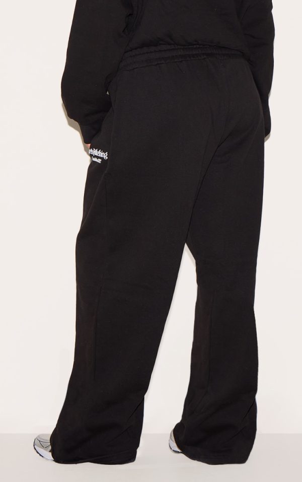 43bb033952d37dcf87e1bbab825d3545493e27ae_CNK3384_3_prettylittlething_plus_black_printed_premium_wide_leg_joggers