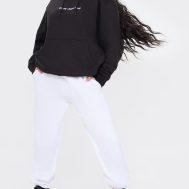 447f2ebc6c99140a550b4ffc621eeeb8c7b11a75_CNG0630_3_prettylittlething_petite_black_oversized_embroidered_hoodie
