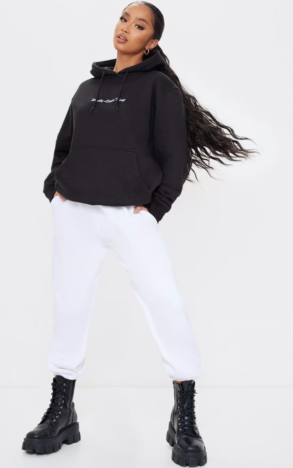 447f2ebc6c99140a550b4ffc621eeeb8c7b11a75_CNG0630_3_prettylittlething_petite_black_oversized_embroidered_hoodie