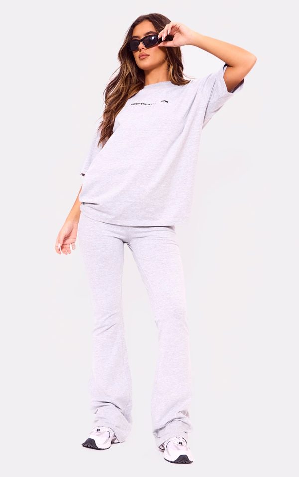 44f5c9650cdb5ffa402b69caf1d217d1af127210_CNI6328_1_prettylittlething_ash_grey_print_flared_trouser