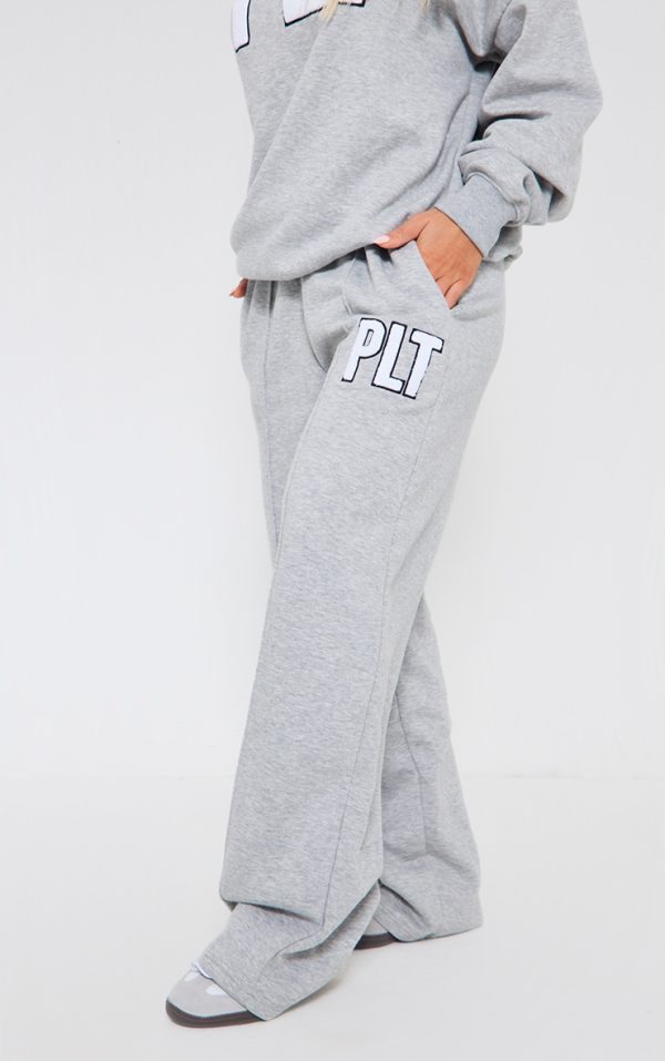 47680c5df46e53c08eade2c172ce78753bee32ed_CNF8397_2_prettylittlething_ash_grey_borg_applique_wide_leg_joggers